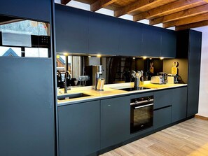 Kjøleskap, ovn, oppvaskmaskin og kaffetrakter/tekoker