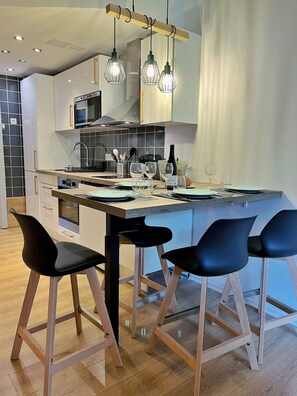 Microwave, oven, stovetop, dishwasher - New: Superb, cosy, renovated city-center apartment (Chamonix-Mont-Blanc)