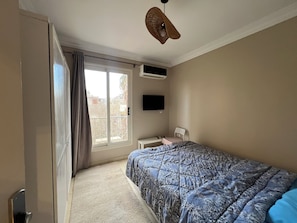 2 bedrooms, iron/ironing board, WiFi