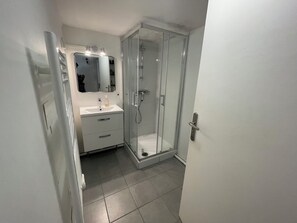 Bruser, hårtørrer, håndklæder, Toiletpapir