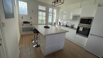 Een microgolfoven, een oven, een kookplaat, een vaatwasser