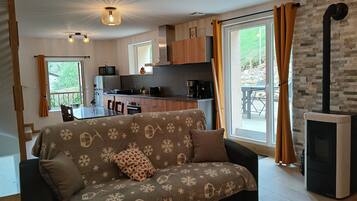 Smart TV, tavolo da calcetto, libri