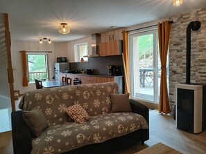 Smart TV, tavolo da calcetto, libri