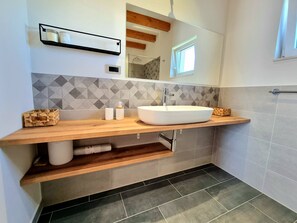 Shower, hair dryer, towels