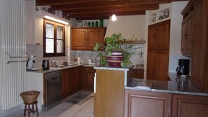 Een microgolfoven, een oven, een kookplaat, een vaatwasser