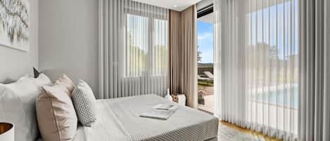 4 bedrooms, iron/ironing board, WiFi, bed sheets