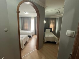 基础三人房 | 免费 WiFi