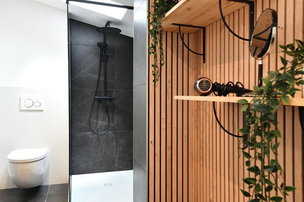 Jetted bath, hair dryer, towels, soap - AU PARADIS DES 4 SAISONS: Entire house - Terrace - Whirlpool bath ⭐⭐⭐⭐ (Moosch)