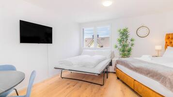 Deluxe Studio Suite, City View | Peralatan tempat tidur premium, busa memori, ruang kerja komputer riba