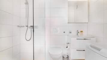 Elegant Studio 35m2 | Bathroom | Hair dryer, heated floors, towels, soap