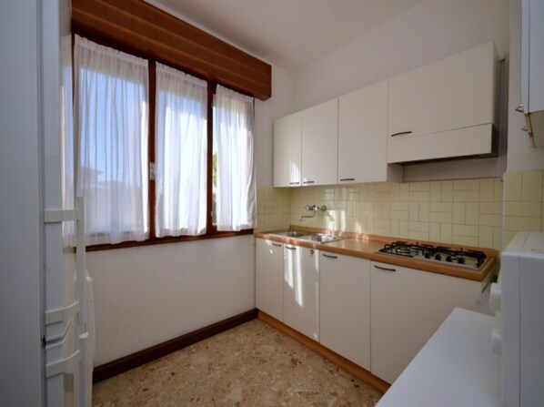 Réfrigérateur, four à micro-ondes, surface de cuisson, cafetiÚre-théiÚre