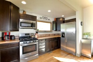 Een koelkast, een microgolfoven, een oven, een kookplaat