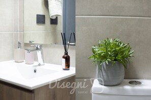 吹风机、毛巾、肥皂、卫生纸