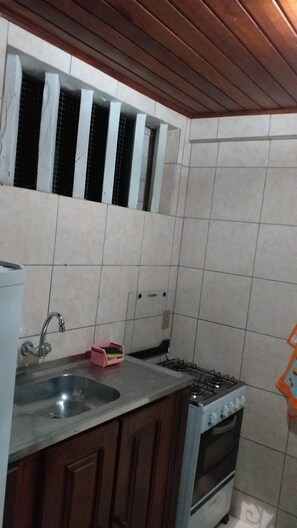 Private kitchen - House close to everything. Place of peace (Campina Belém)