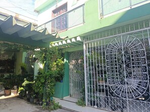 Exterior detail - House close to everything. Place of peace (Campina Belém)