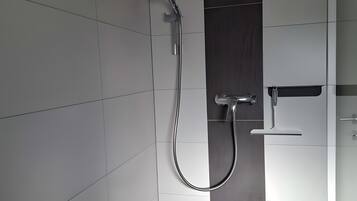 Ducha, artículos de tocador gratuitos, toallas