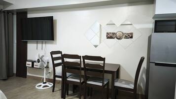 Room, 1 Bedroom, Accessible, Balcony | Dining room