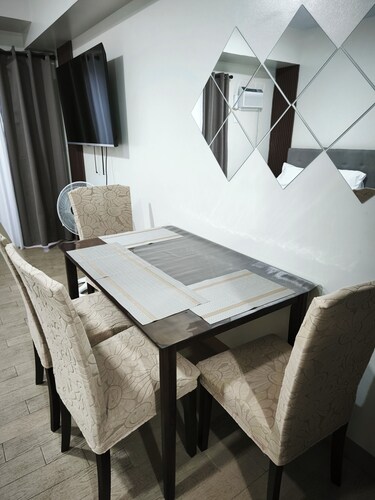 Room-modern Studio Condo in Heart of Que