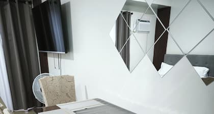 Room-modern Studio Condo in Heart of Que