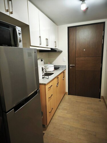 Room-modern Studio Condo in Heart of Que
