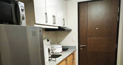 Room-modern Studio Condo in Heart of Que