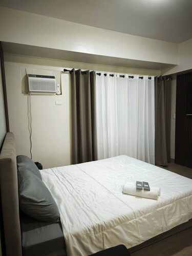 Room-modern Studio Condo in Heart of Que