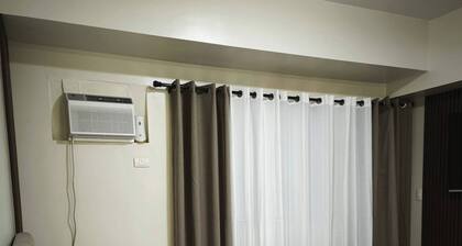 Room-modern Studio Condo in Heart of Que