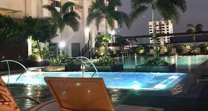 Room-modern Studio Condo in Heart of Que