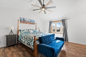 3 bedrooms, desk, iron/ironing board, free WiFi - Aurora Escape With Room to Relax · Yard, Gym + Basement Lounge (Aurora)