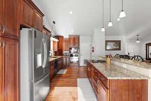Geladeira, micro-ondas, fogão, cooktop