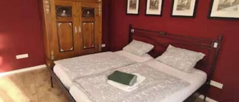 1 slaapkamer, een strijkplank/strijkijzer, wifi, beddengoed