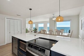 Kylskåp, mikrovågsugn, ugn och spishäll