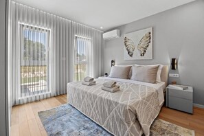 4 bedrooms, iron/ironing board, WiFi, bed sheets