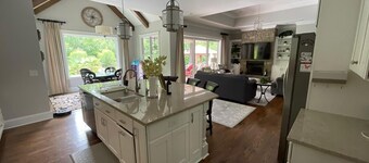 Lake Norman Luxury 6 br House Pool, Hot tub, Outdoor Oasis. Pets ok!