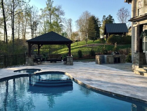 Lake Norman Luxury 6 br House Pool, Hot tub, Outdoor Oasis. Pets ok!