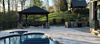 Lake Norman Luxury 6 br House Pool, Hot tub, Outdoor Oasis. Pets ok!