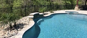 Lake Norman Luxury 6 br House Pool, Hot tub, Outdoor Oasis. Pets ok!