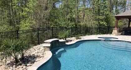 Lake Norman Luxury 6 br House Pool, Hot tub, Outdoor Oasis. Pets ok!