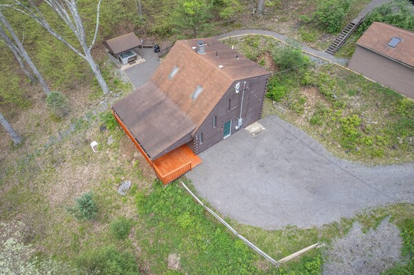 Un bâtiment à deux étages, doté d’un toit en pente, d’un porche couvert et d’une allée pavée.