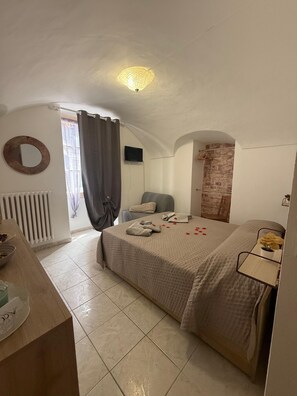 1 bedroom, WiFi, bed sheets - New and bright apartment 100 meters from the central square, castle view (Dolceacqua)