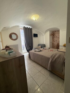 1 bedroom, WiFi, bed sheets - New and bright apartment 100 meters from the central square, castle view (Dolceacqua)