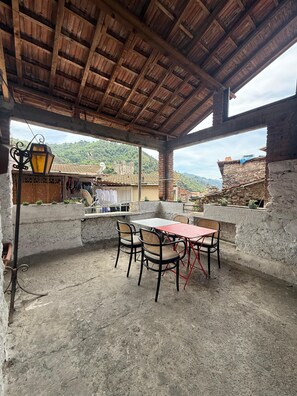 Outdoor dining - New and bright apartment 100 meters from the central square, castle view (Dolceacqua)