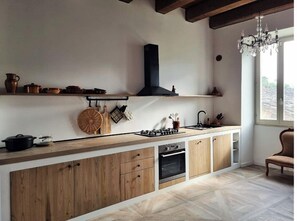 Fridge, oven, stovetop, dishwasher