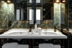 Sèche-cheveux, serviettes fournies, savon, papier toilette