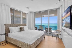 4 bedrooms, desk, Internet, bed sheets