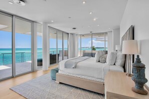 4 bedrooms, desk, Internet, bed sheets