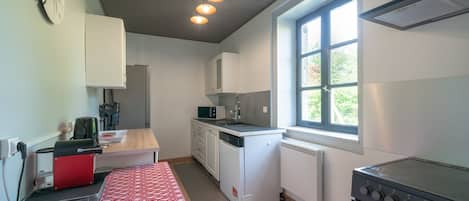 Kühlschrank, Mikrowelle, Ofen, Geschirrspüler