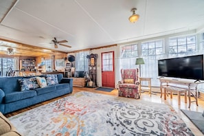 Smart TV, fireplace, books, stereo