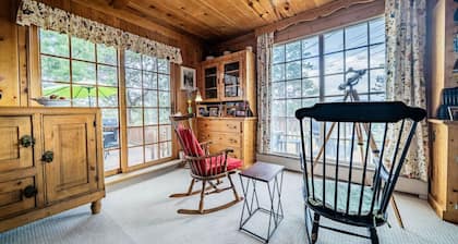 Vintage Cabin w/ Views in Heart of Estes