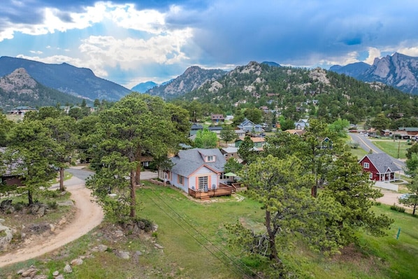A residential area with houses surrounded by mountains and trees. - Vintage Cabin w/ Views in Heart of Estes (Estes Park)
